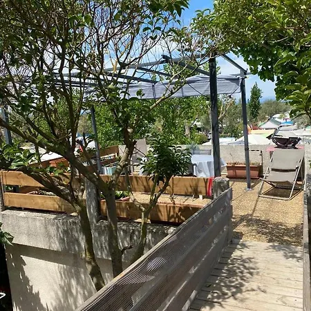 Apartment Appt Avec Parking, Clim, Wifi A 50 M De La